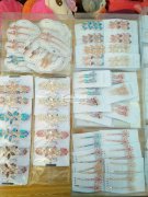 如图，全部低价便宜处理，包包，水钻一字夹