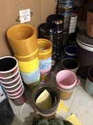 本仓库有塑料垃圾桶处理，【如图】质量好，