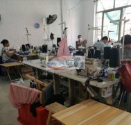 本厂有平车、拷边机、三针五线机等，长年承