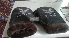 电瓶车挡风被和手套外发，数量2万套，翻毛