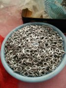 本公司和县政府合作，以扶贫车间为主，全县