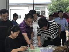 本公司和县政府合作，以扶贫车间为主，全县