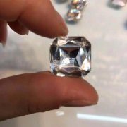 现有订单外发，【如图】找会做这款玻璃钻边