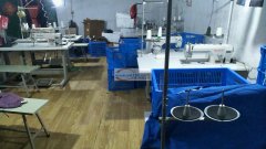 小型服装加工厂，有熟练缝纫工十五人，有平