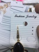 如图，寻此款带钻位的耳钩，有此款耳钩的速