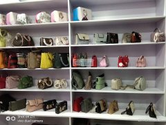 本厂专业生产书包，公具包，化妆包，户外活