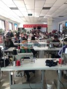 有400台平车及缝纫设备，熟练工人400