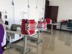 有400台平车及缝纫设备，熟练工人400