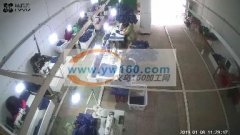 本厂有40名员工，能做衣服、裤子、箱包。