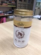 找贴塑料圆罐标贴的加工厂，【如图】要机器