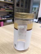 找贴塑料圆罐标贴的加工厂，【如图】要机器