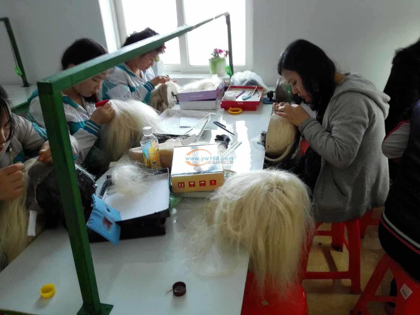 本公司长期承接各种假发加工。朝鲜工人工作 本公司长期承接各种假发加工。朝鲜工人工作