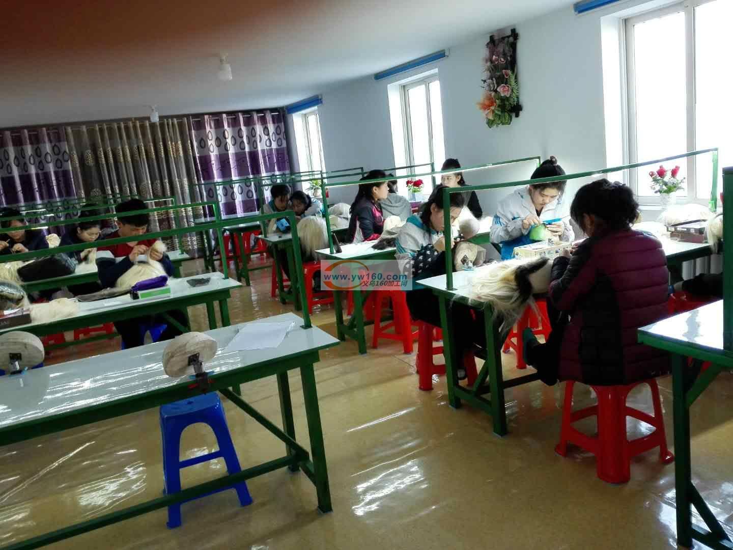 本公司长期承接各种假发加工。朝鲜工人工作 本公司长期承接各种假发加工。朝鲜工人工作