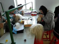 本公司长期承接各种假发加工。朝鲜工人工作