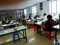 本公司长期承接各种假发加工。朝鲜工人工作