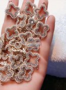 有没有能做【如图】风格饰品原材料的厂家，