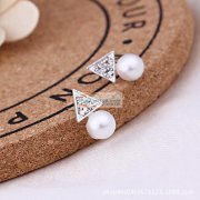 寻找饰品小耳钉手工点钻，