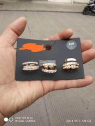 找专业戒指上子母扣的包装加工厂，如图，有