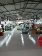 本厂有50多个车工，共80多个员工，专业