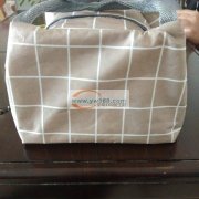 本厂箱包厂现有车工80位，专业生产化妆包