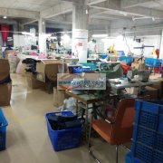 本厂箱包厂现有车工56位，专业生产化妆包