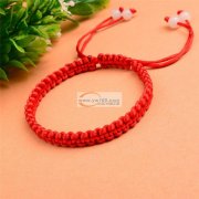 本加工厂有120人，常年承接编织手绳，串