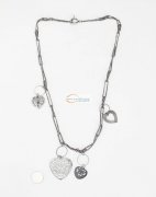 本加工厂有120人，常年承接编织手绳，串