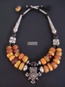 本加工厂有120人，常年承接编织手绳，串