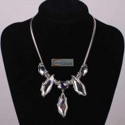 本加工厂有120人，常年承接编织手绳，串