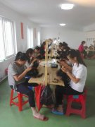 我厂有朝鲜固定手工加工人员500余人，工