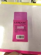 寻找如图带彩印粉扑的盒子，类似图案也可以