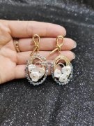 有单外发，如图，找珍珠绕铜丝的加工厂，专