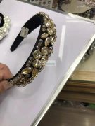 如图，头扣外发加工，找能做这几款头扣的工