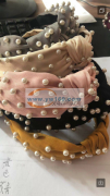 本厂对外承接各种服饰钉珍珠:头饰；发箍，