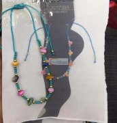 找饰品手链脚链上卡包装的加工厂，如图，有