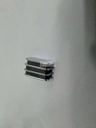 3片磁铁4片贴片组装，盖上塑料外壳勾上铁
