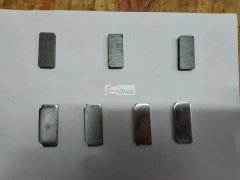 3片磁铁4片贴片组装，盖上塑料外壳勾上铁