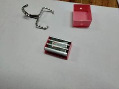 3片磁铁4片贴片组装，盖上塑料外壳勾上铁