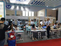 出售学校课桌椅，宿舍上下铁床，学习桌，书