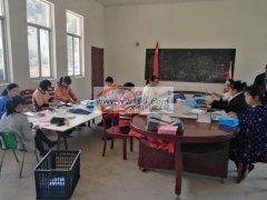 本加工厂专业承接贺卡，纸袋，打胶枪，发夹