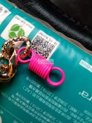 找这个弹簧合金扣喷莹光漆的加工厂 如图，