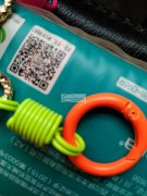 找这个弹簧合金扣喷莹光漆的加工厂 如图，