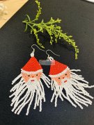 本加工厂现有一批圣诞耳环现货。有需要的老