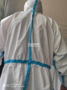 大量防护服外发。微信同号