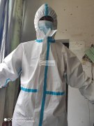 大量防护服外发。微信同号