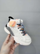 寻找：生产类似鞋子上的小包包生产厂家，样