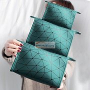 如图，寻找图中箱包现货，找有现货的工厂合