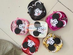 各位老板好，本人专业箱包加工，有骨条包，