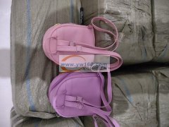 各位老板好，本人专业箱包加工，有骨条包，