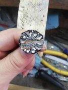 如图，寻找有这个纽扣的钢模具。需要毛胚尺